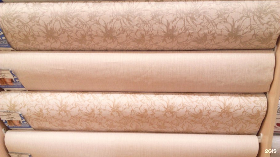 Обои в рулонах в магазине
