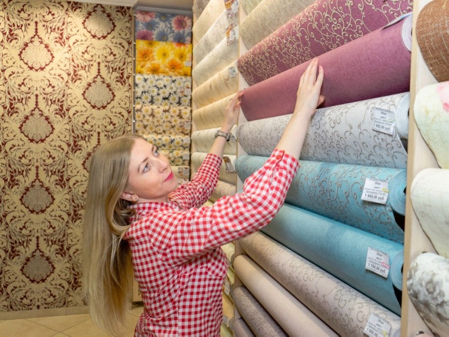 Девушка с рулоном обоев