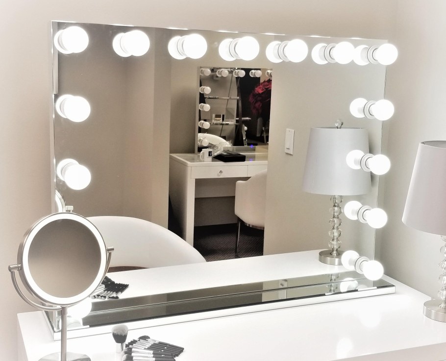 Круглое гримерное зеркало с лампочками