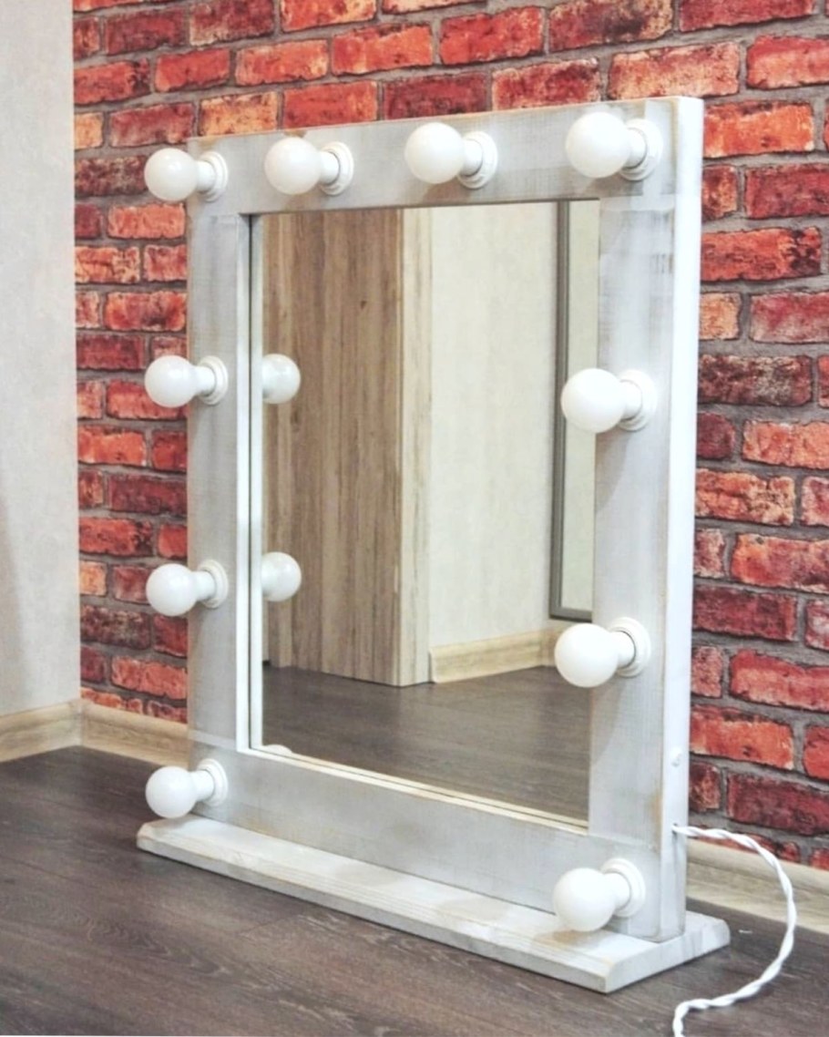 Гримерное зеркало с лампочками