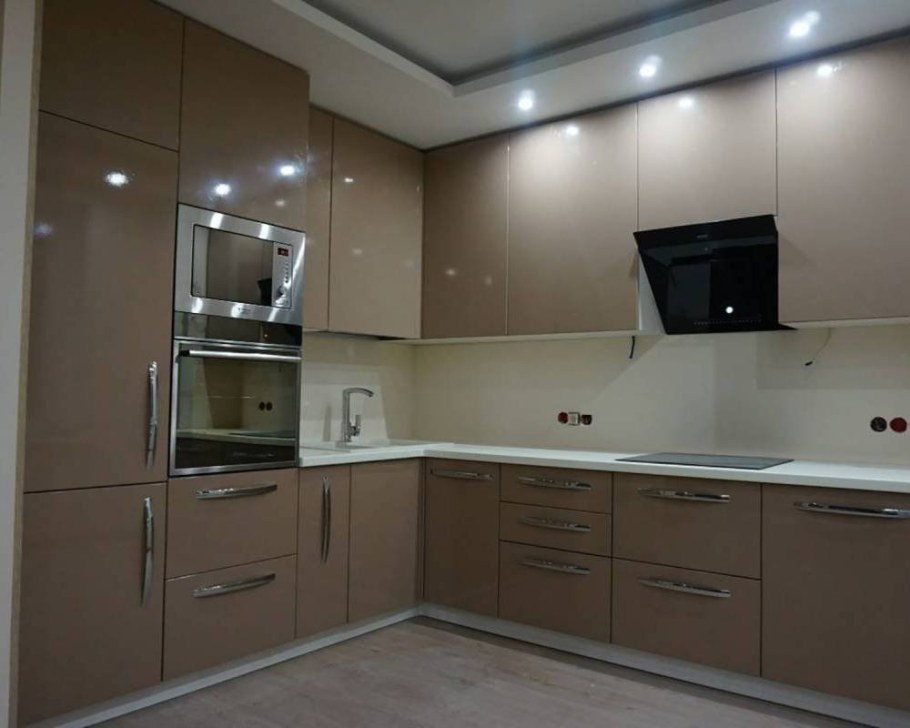 Бежевая глянцевая кухня