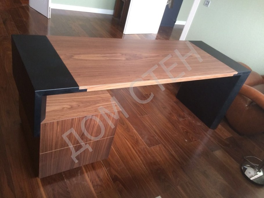 Сборка стола из шпона и кожаной вставки на столешнице