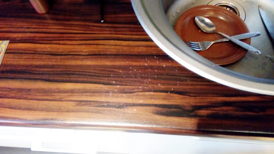 Скол на ламинированной столешнице