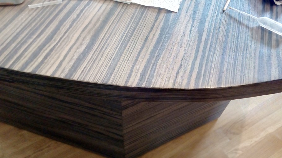 Вздутие шпона на столе