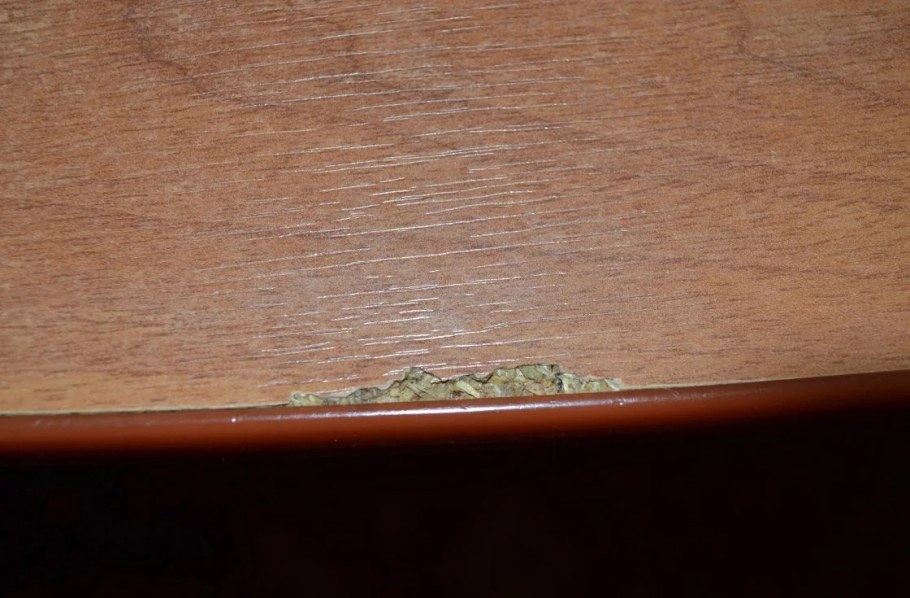 Скол на кромке мебели