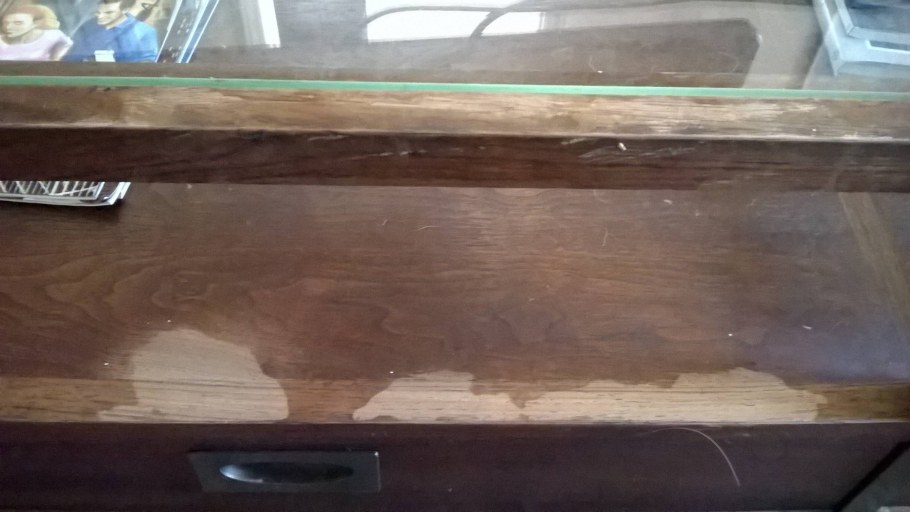 Деревянный стол повреждённый