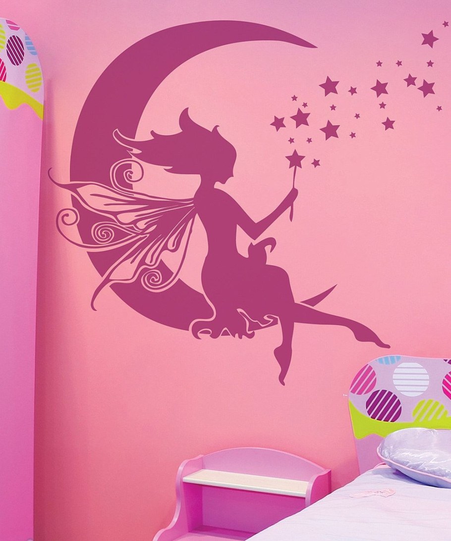 Фея на стене в детской комнате