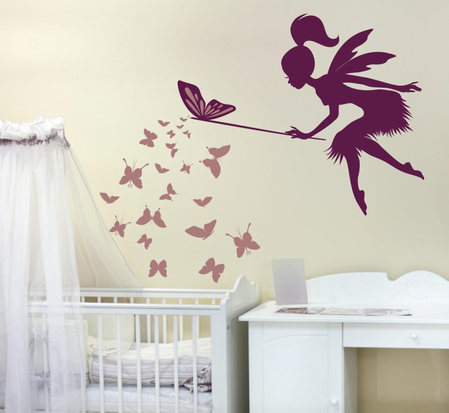 Бабочки на стене в детской
