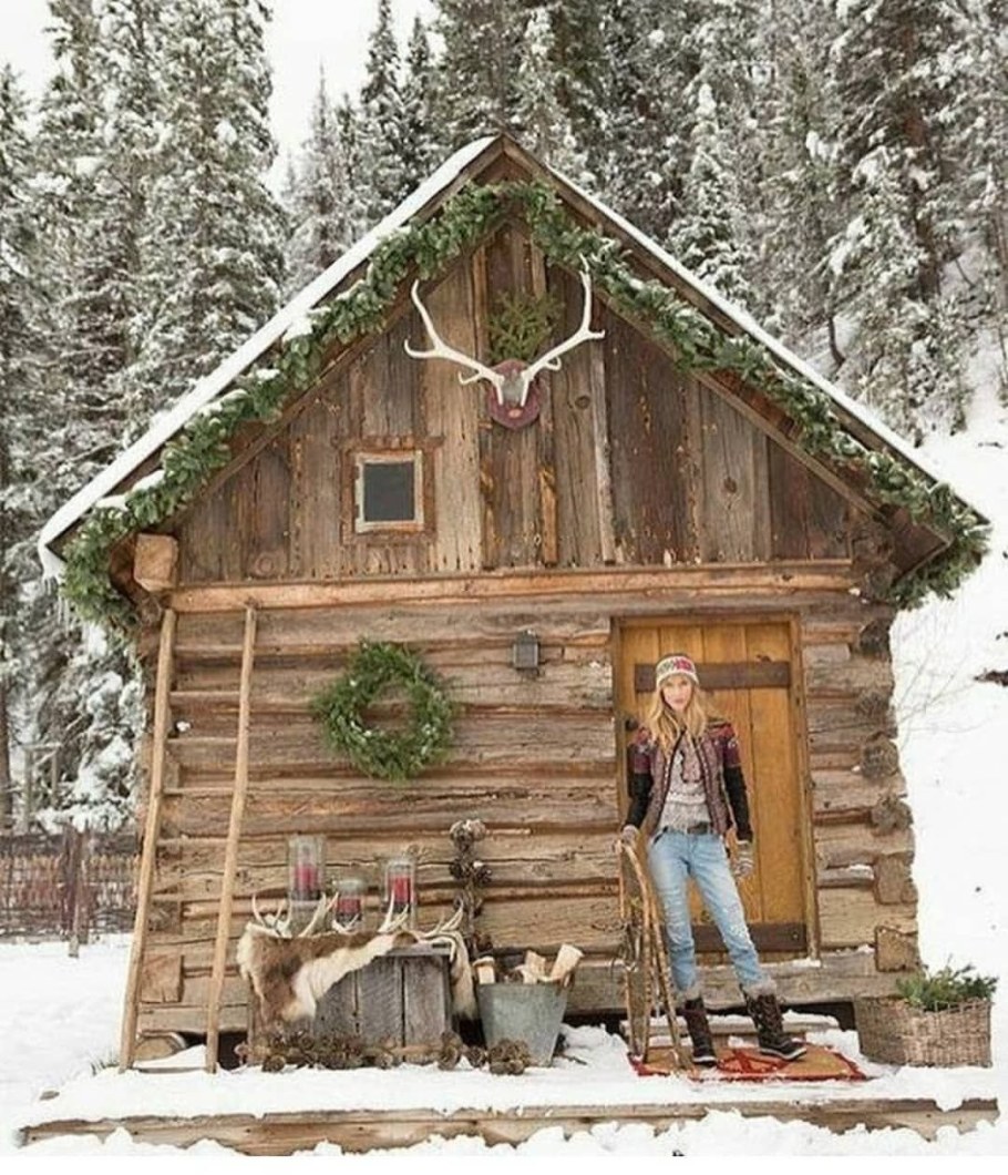 Маленький зимний домик для дачи