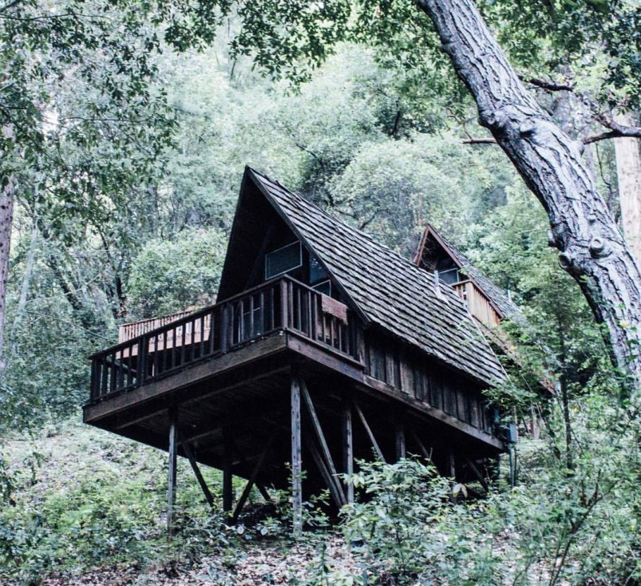 Шалаш на склоне