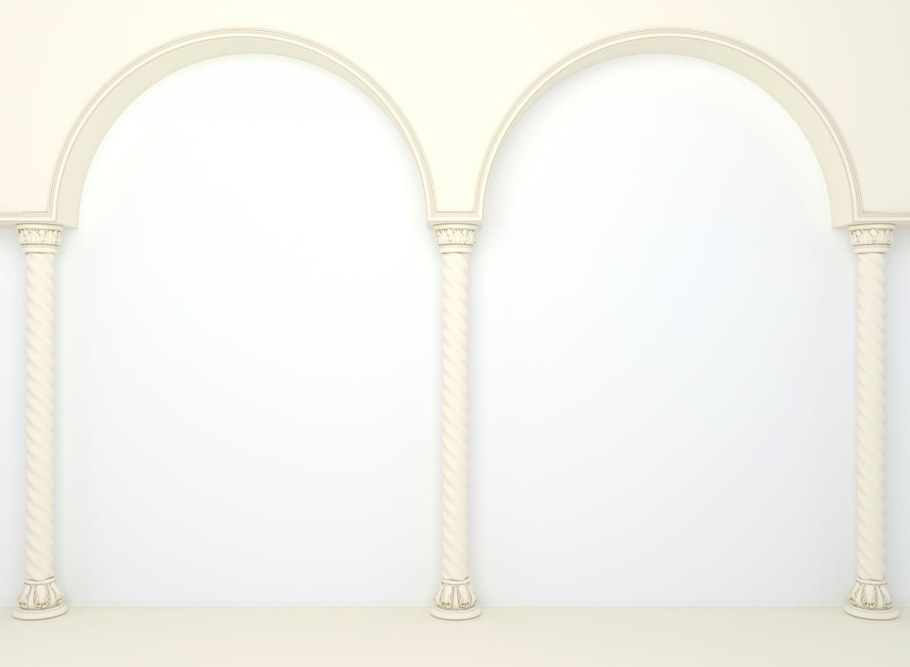 Белая стена с колоннами