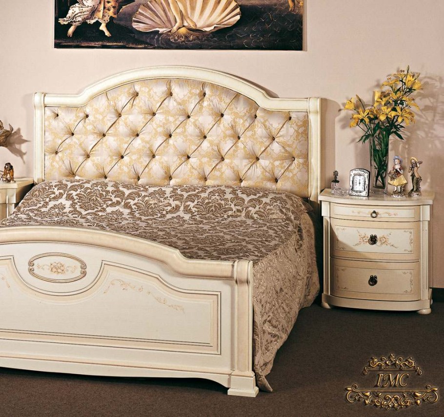Кровать цвета слоновой кости