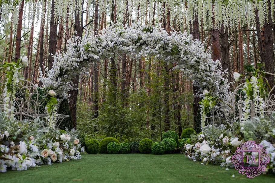 Арка из белых цветов