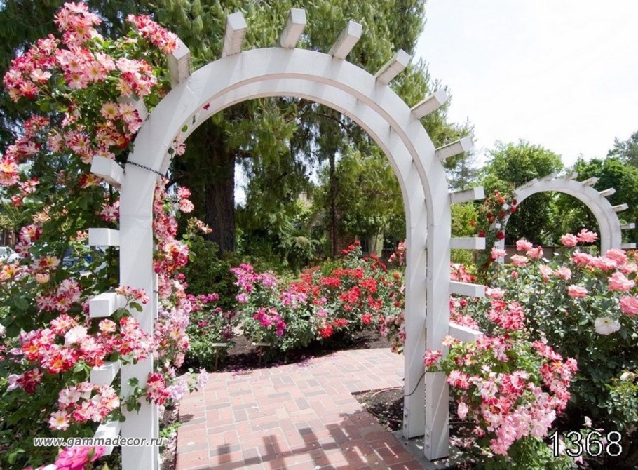 Арка в виде колонна на улице