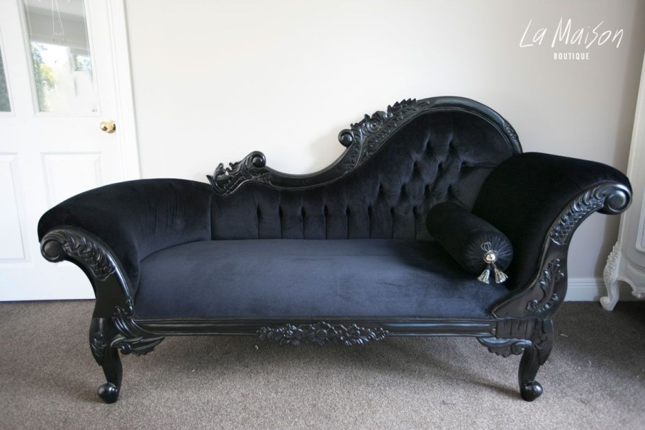 Готический диван