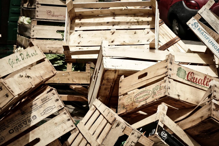 Сломанный деревянный ящик