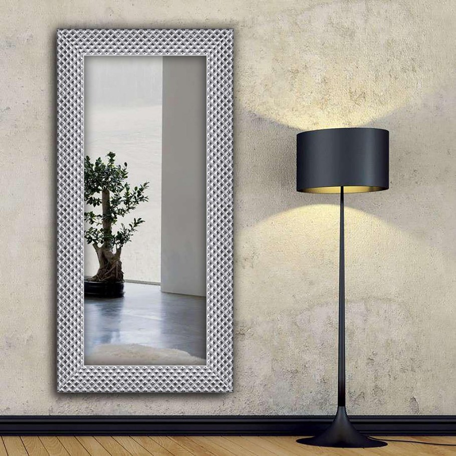 Зеркало в раме для прихожей