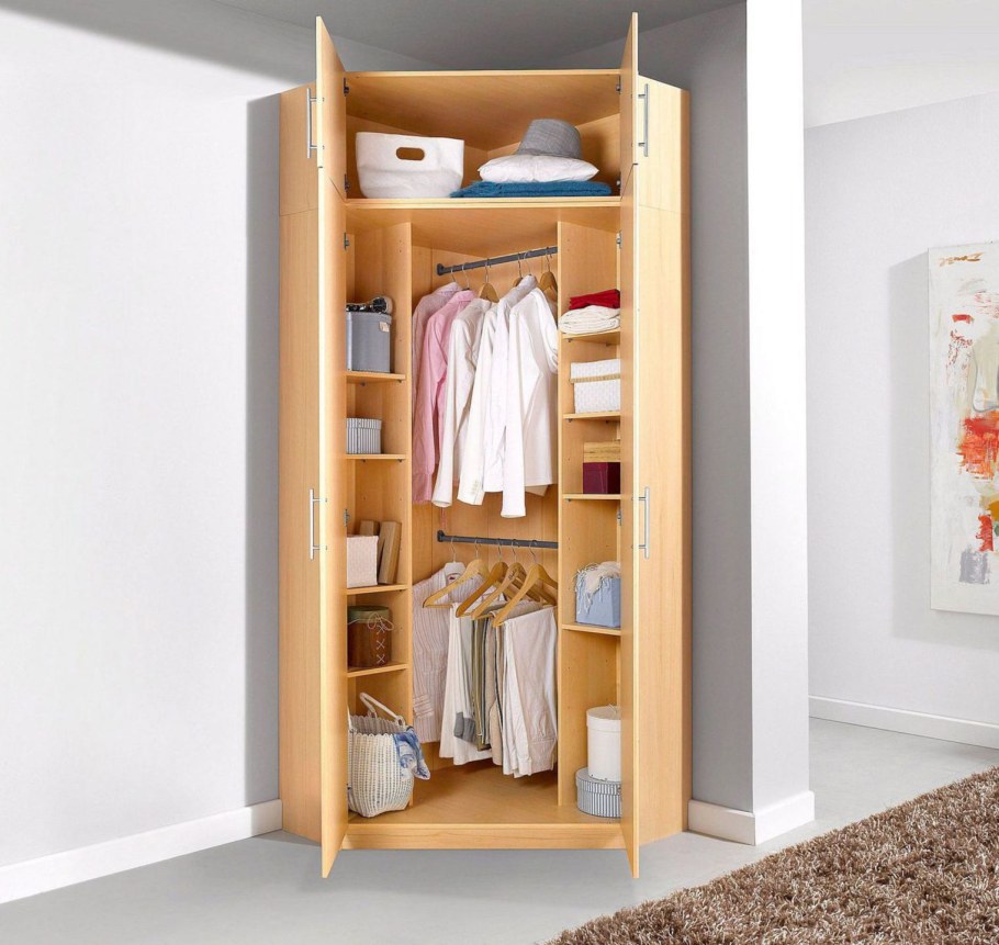 Вместительный шкаф для одежды