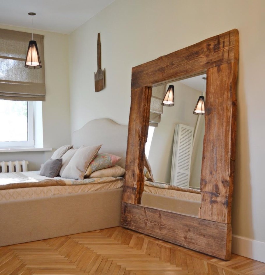 Большие зеркала в деревянной раме