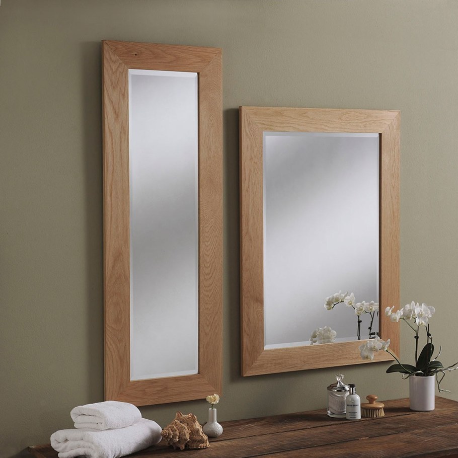 Зеркало с деревянной рамой