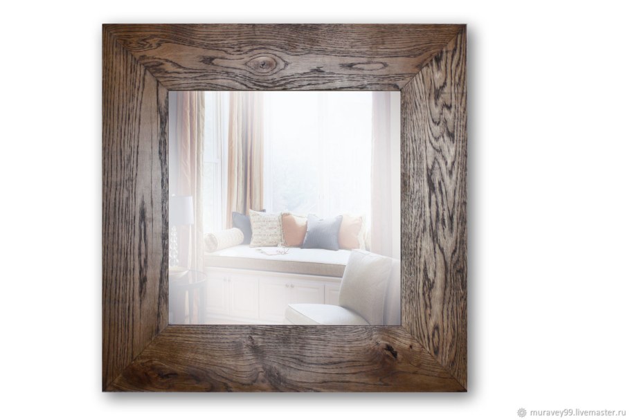 Зеркало в массивной раме