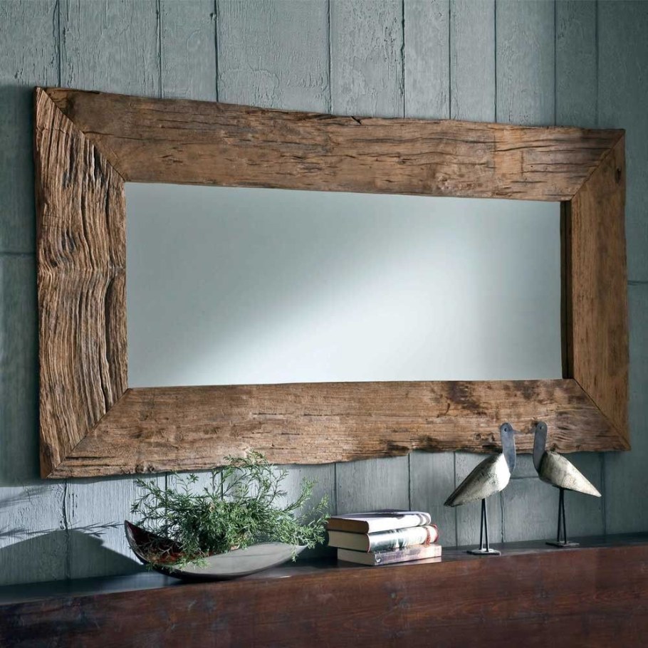 Зеркало в деревянной рамке