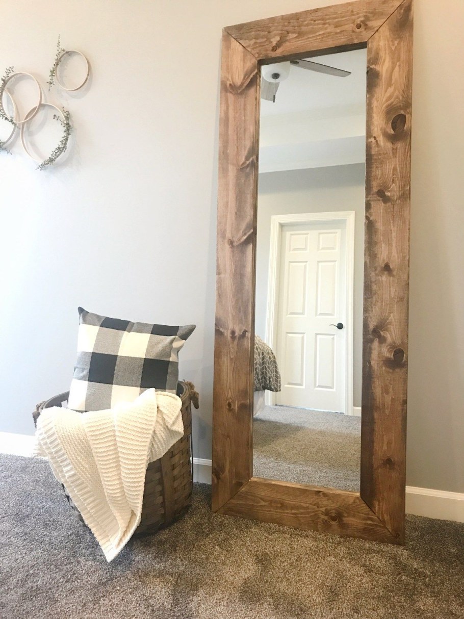 Зеркало в деревянной оправе