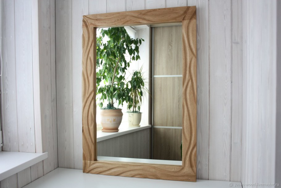 Зеркало в деревянной раме из массива