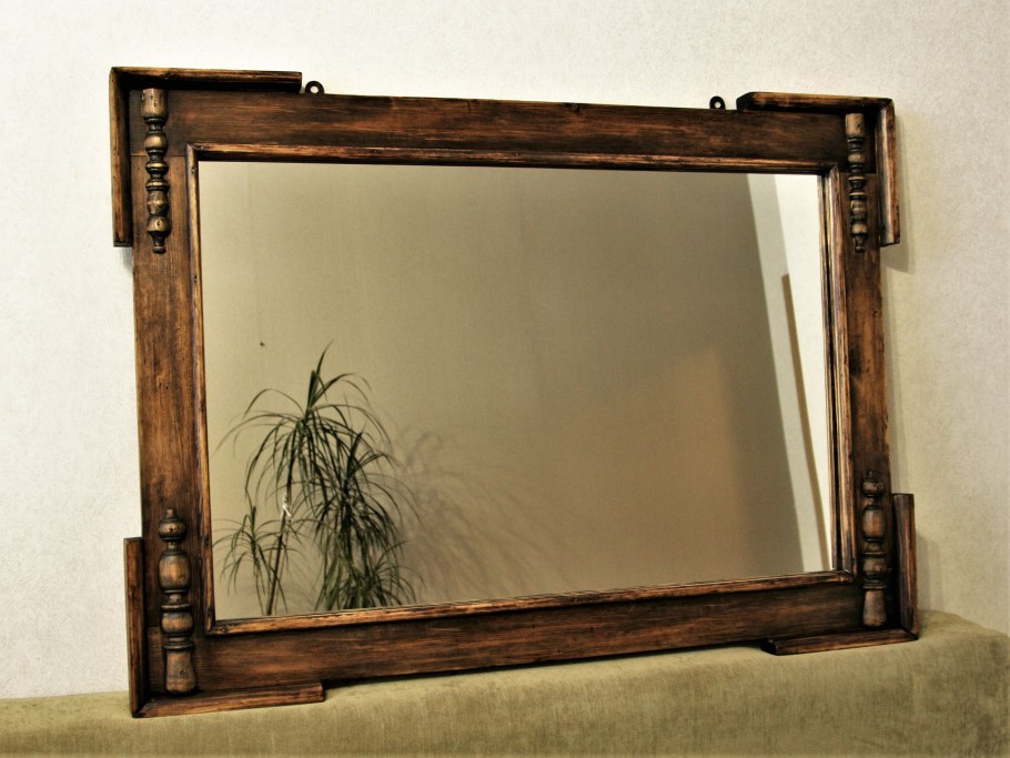 Старые зеркала в деревянной раме