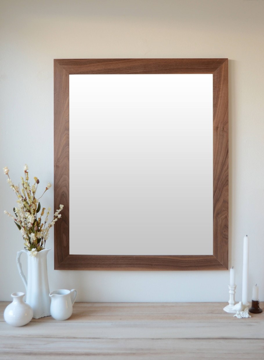 Прямоугольное зеркало в деревянной раме