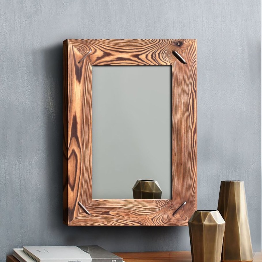 Зеркало в деревянной рамке