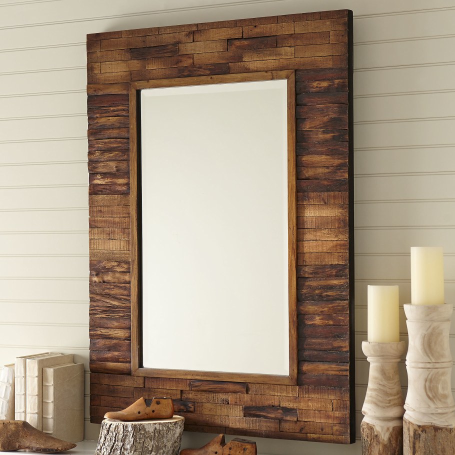 Зеркало в деревянной рамке