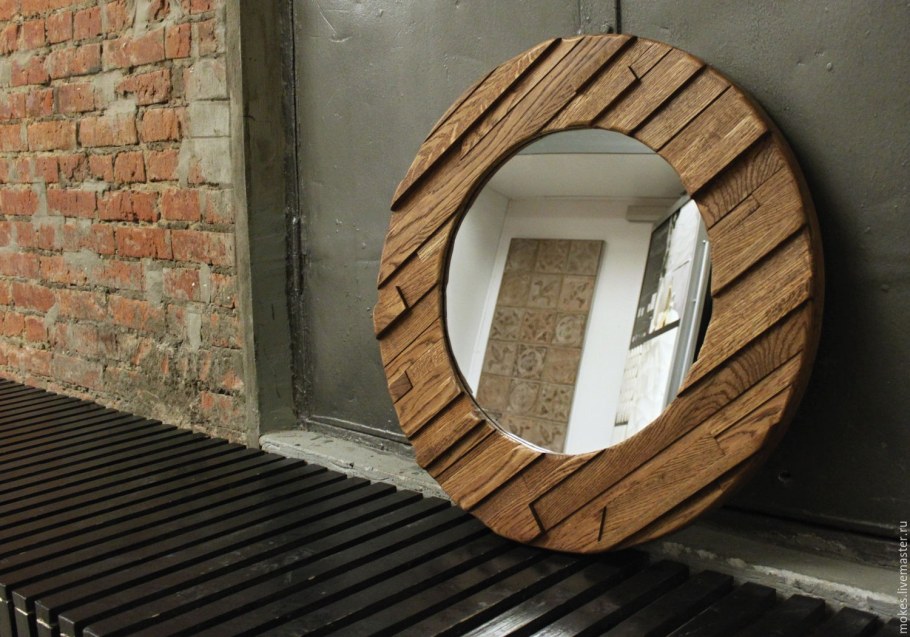 Зеркало с деревянной рамой