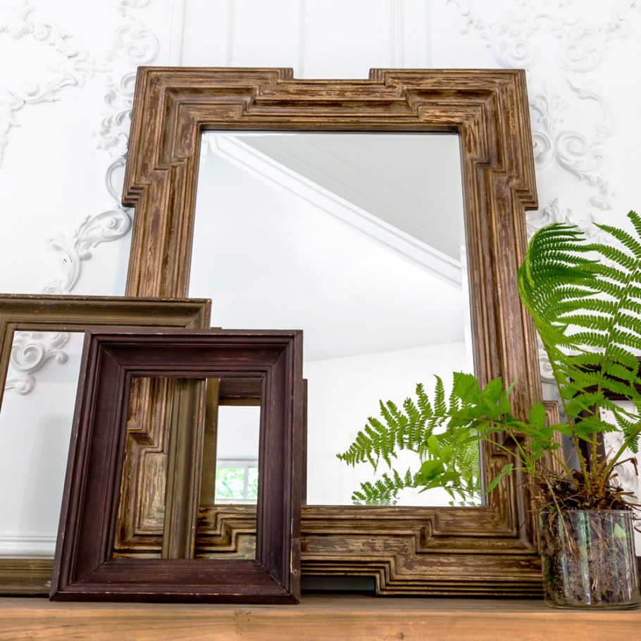Зеркало с деревянной рамой