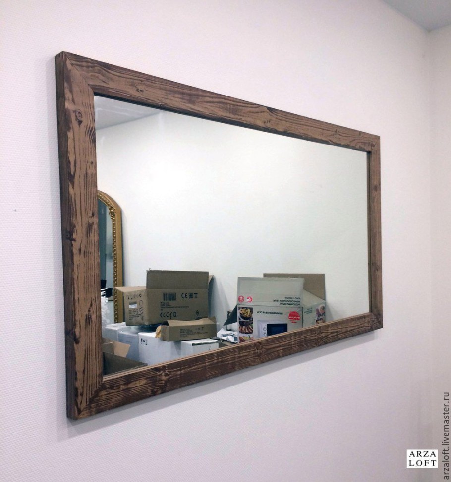 Большое зеркало в деревянной раме
