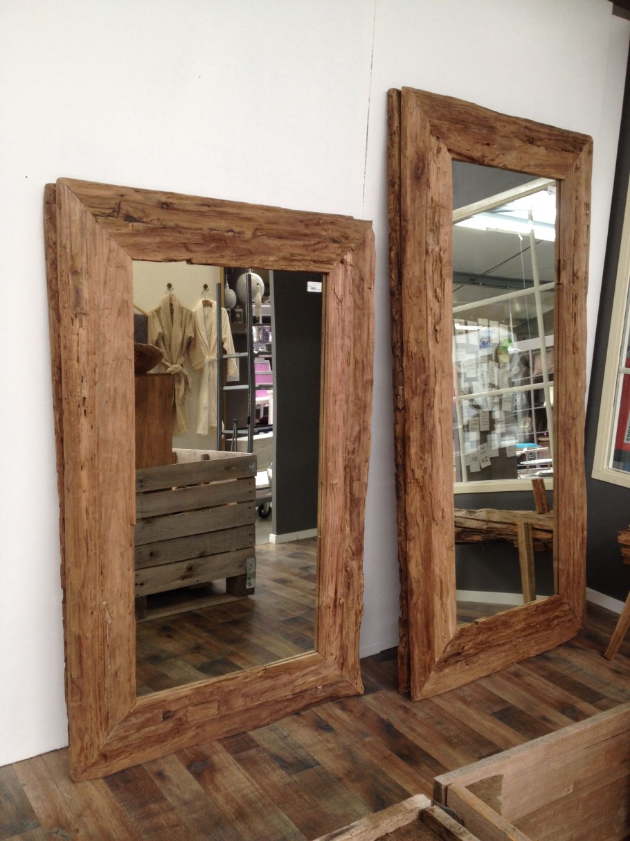 Зеркало в деревянной оправе