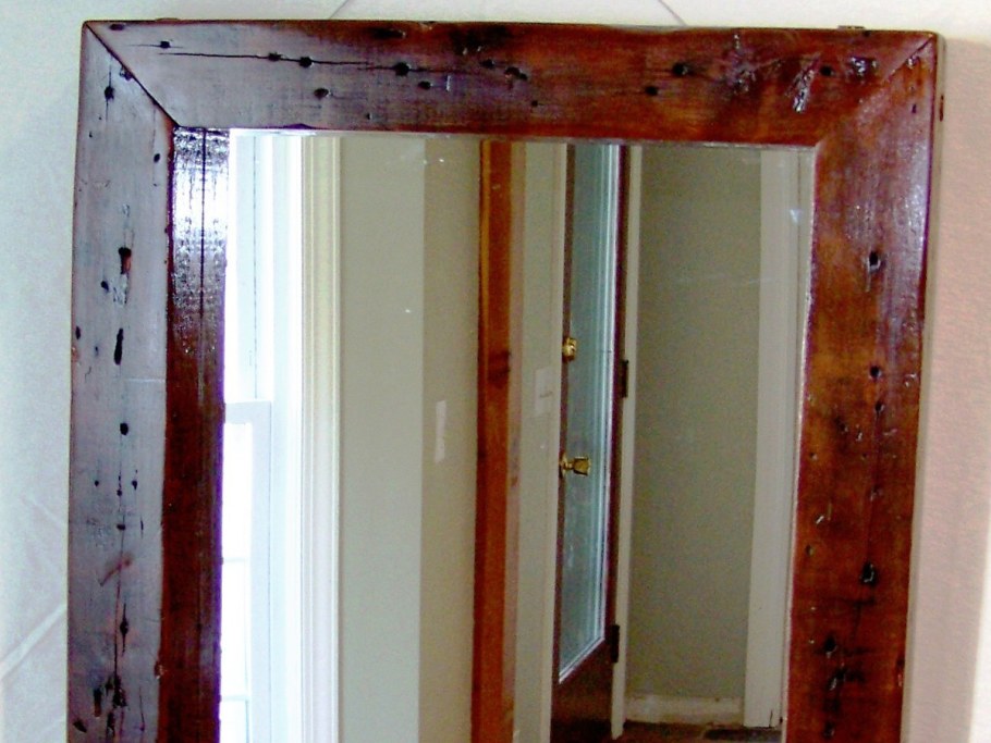 Зеркало в раме из натурального дерева