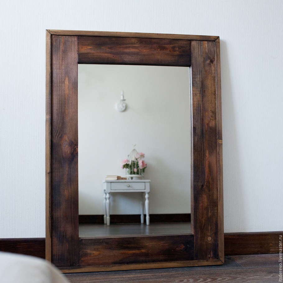 Зеркало в деревянной рамке