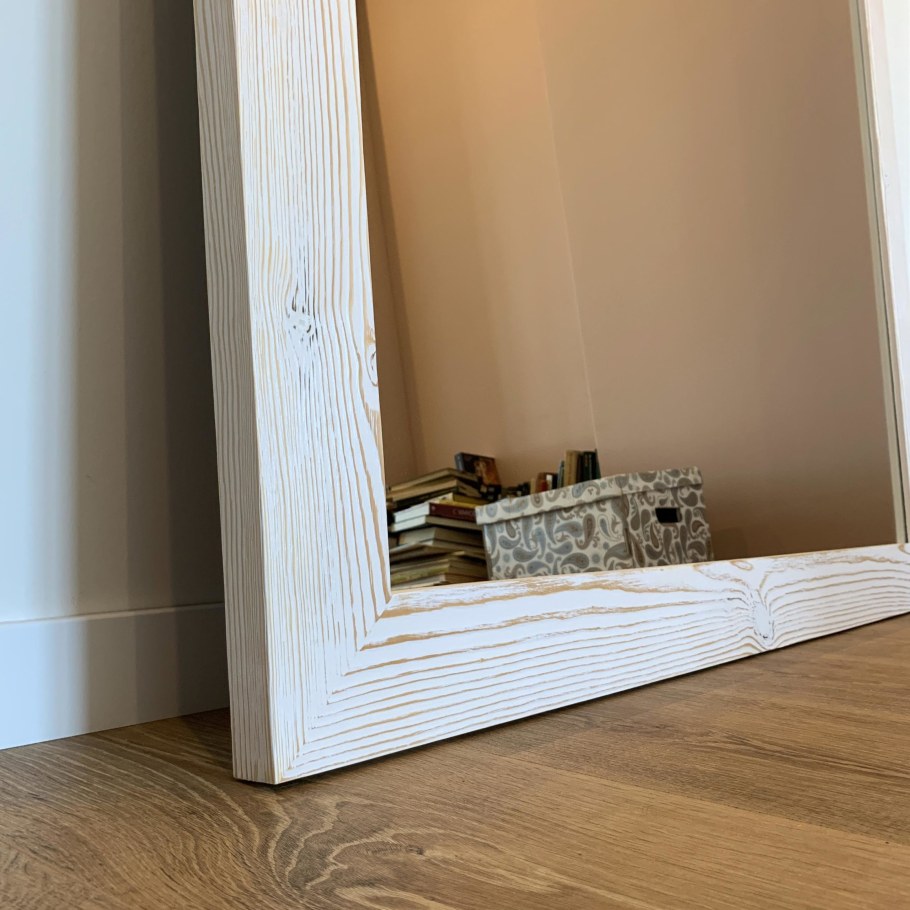 Зеркало модель w 1092 Silver в деревянной раме