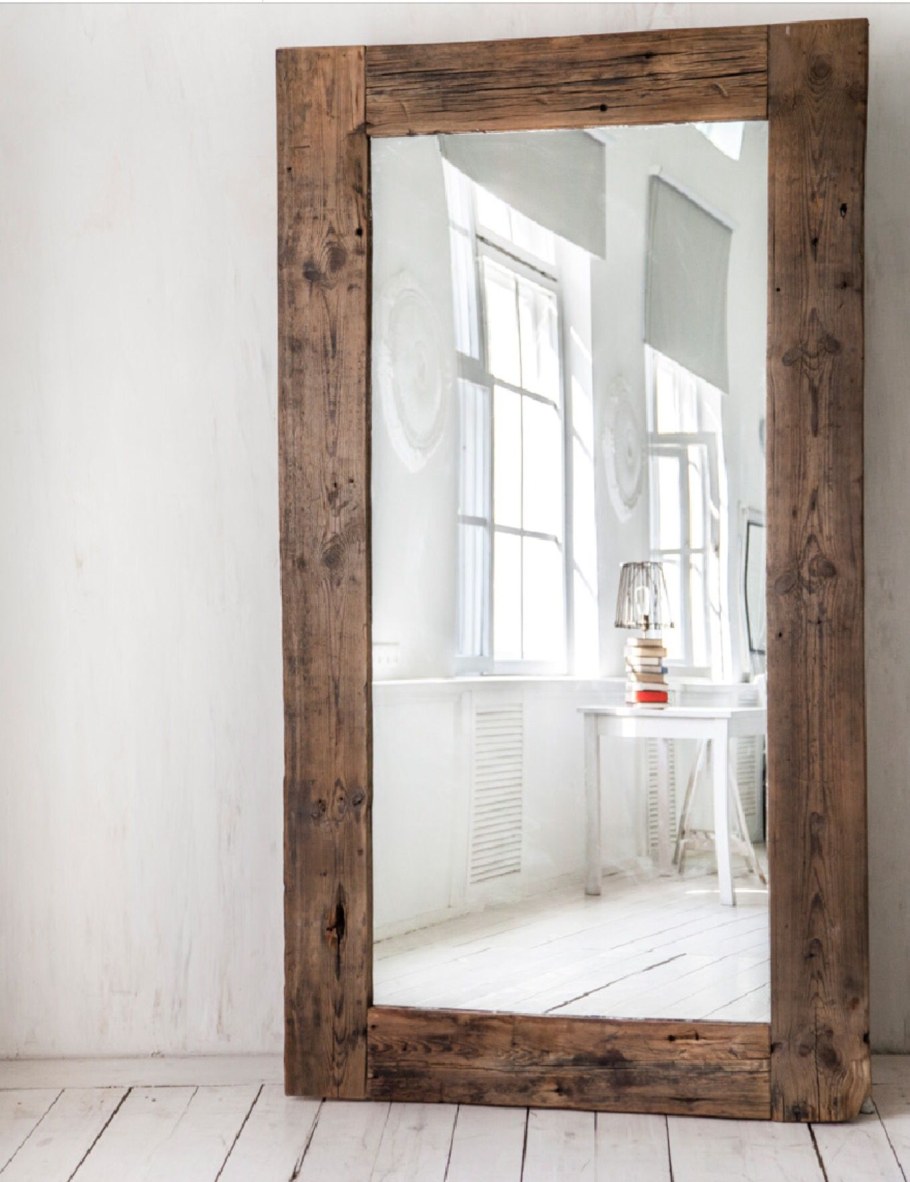 Зеркало с деревянной рамой