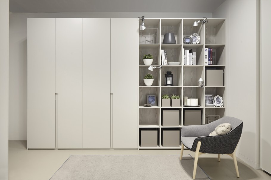 Шкаф купе со стеллажом