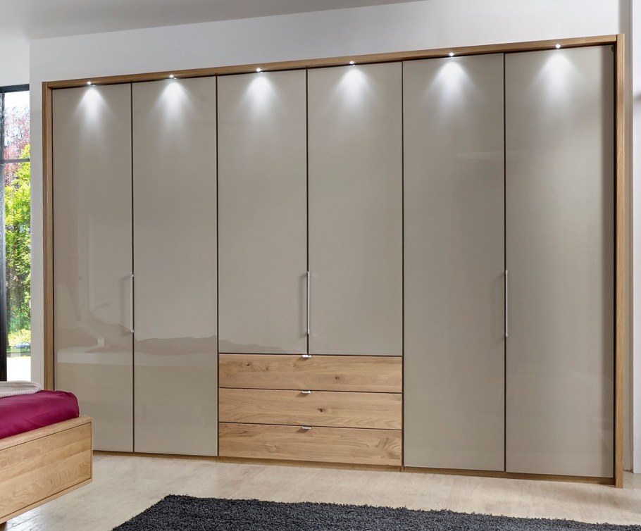 Шкаф в спальню с распашными дверями