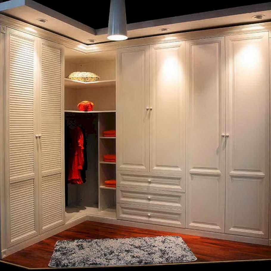 Гардеробная с распашными дверями