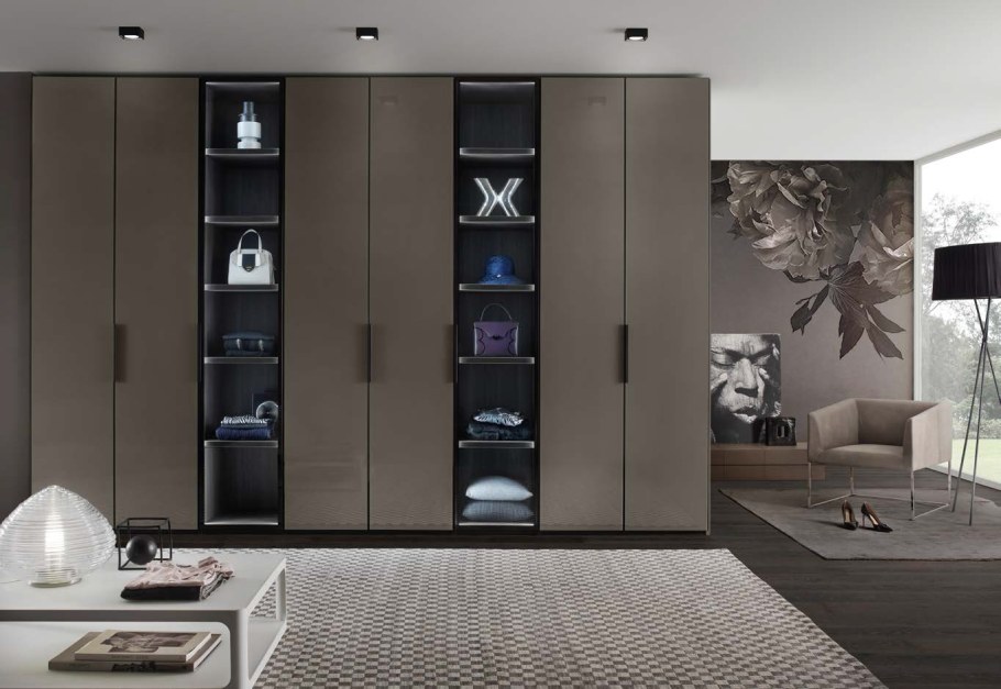 Шкаф с распашными дверями в гостиную