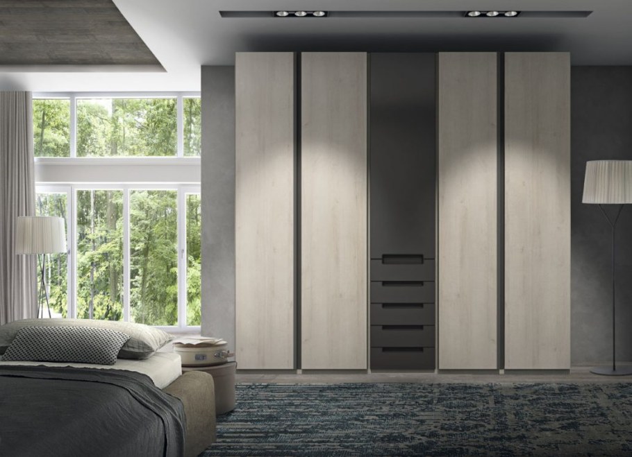 Шкаф в спальню с распашными дверями