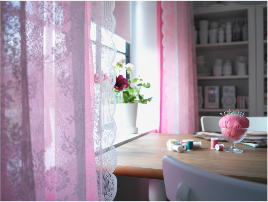 Розовые шторы икеа на кухне