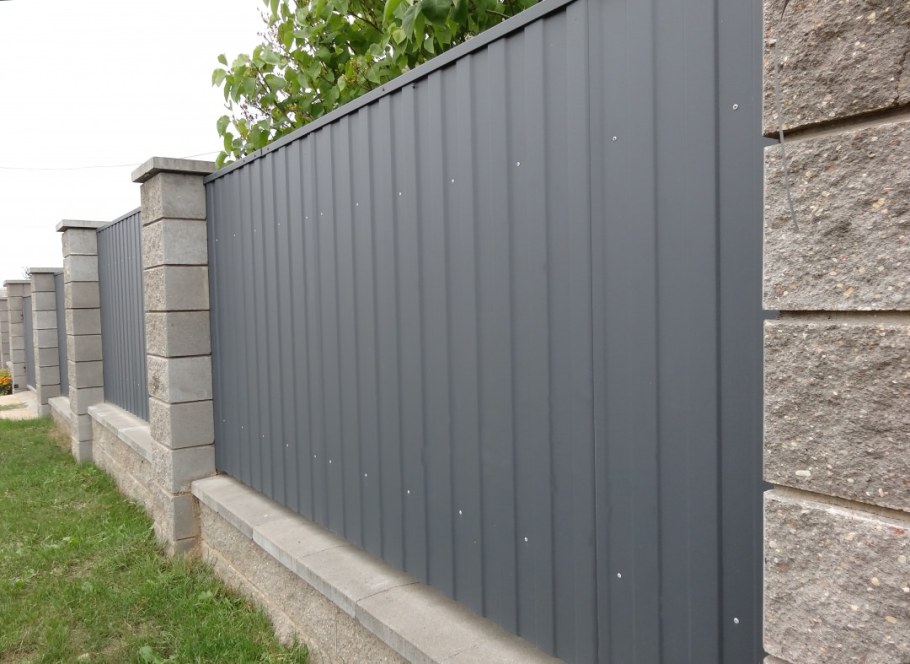 Профлист для забора серый графит рал 7024