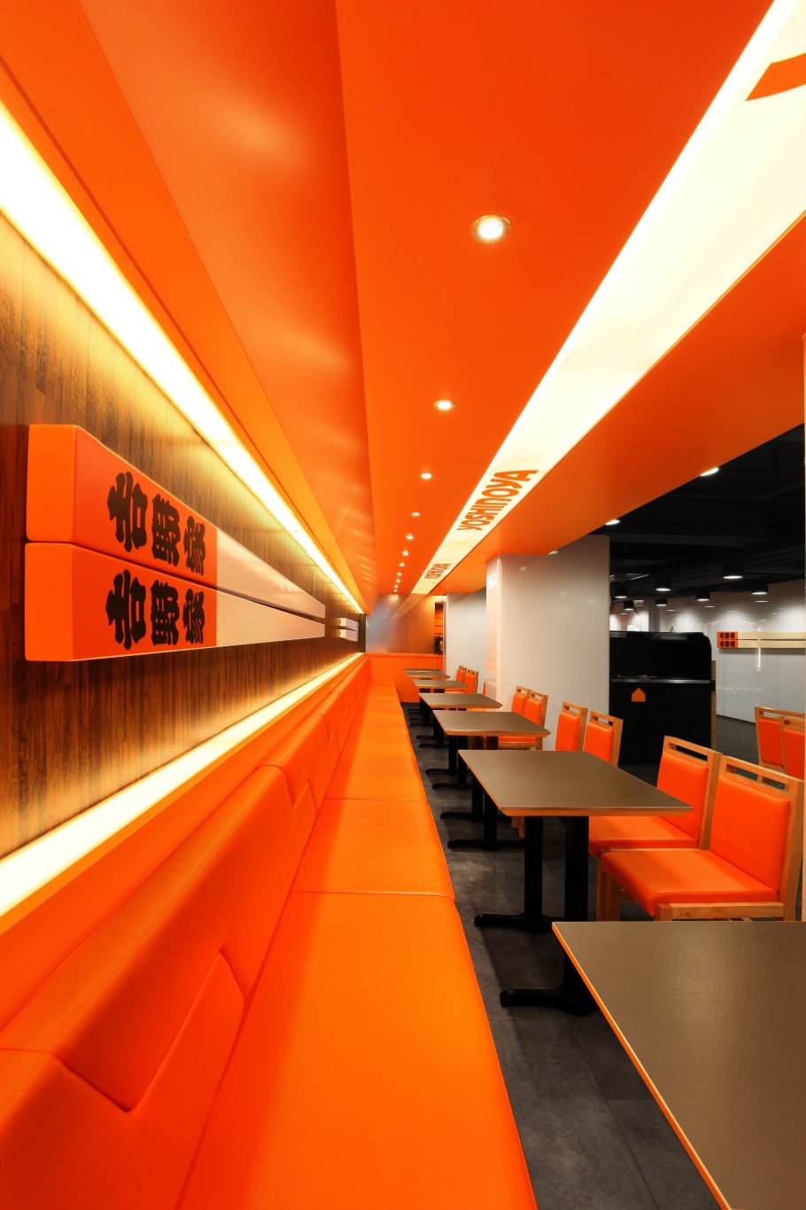 Оранжевый цвет в интерьере кафе