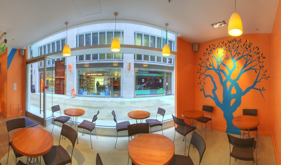 Оранжевый интерьер кафе