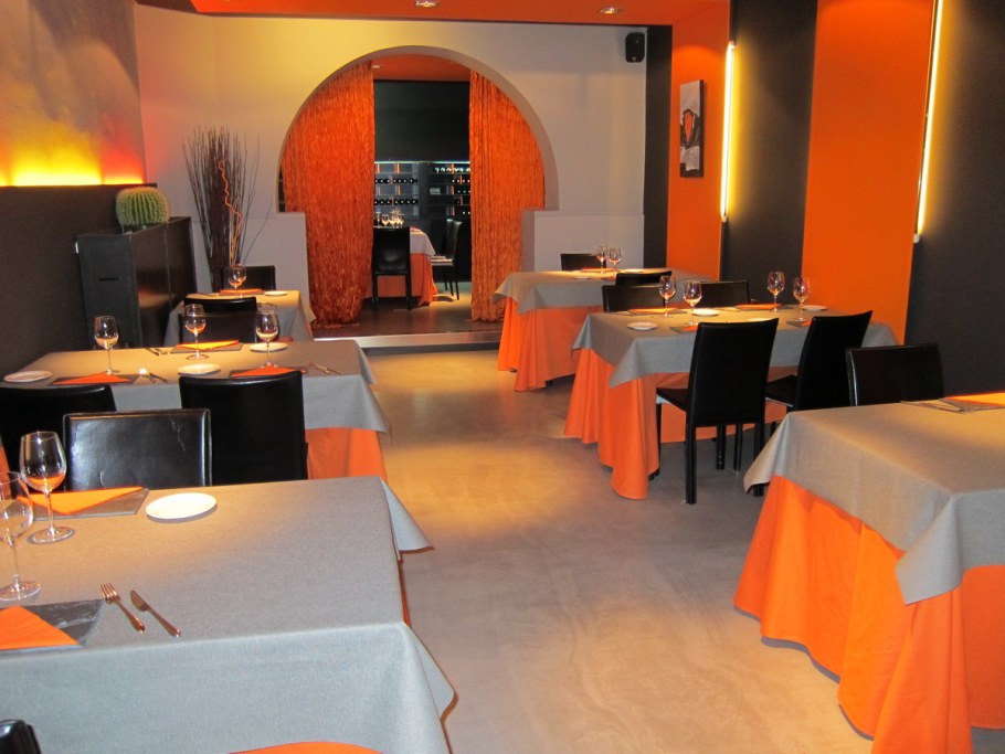 Кафе в оранжевых тонах